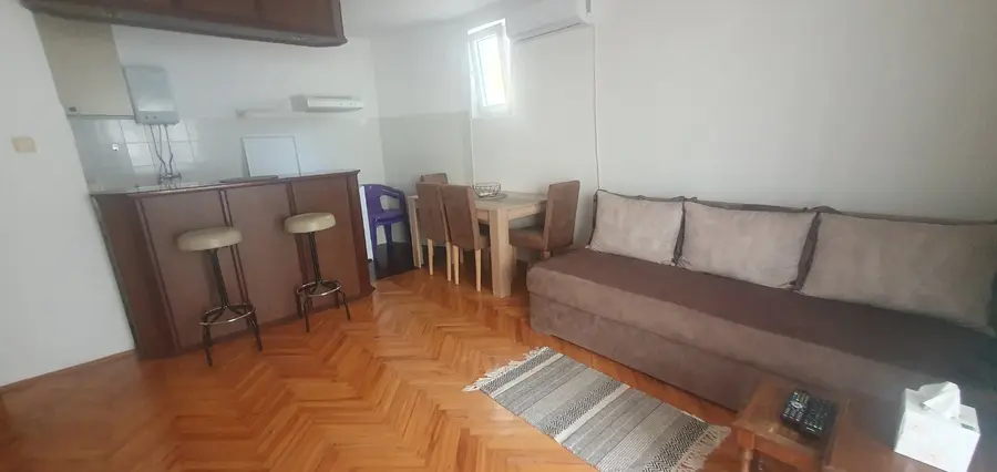 Dnevni boravak sa kuhinjom i trpezarijom