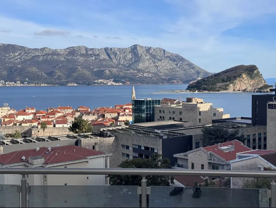 Stan posjeduje panoramski pogled na more