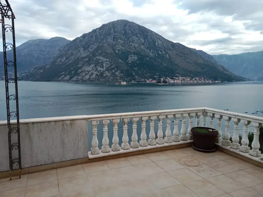 Sa terase se pruza panoramski pogled na more