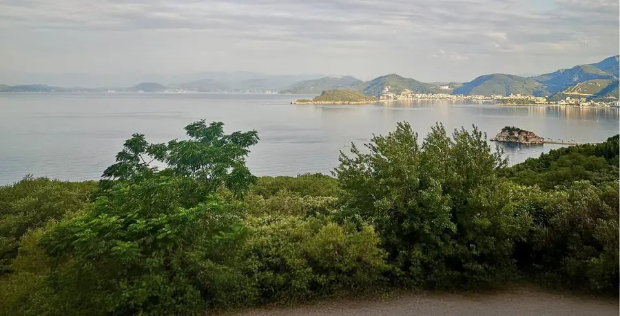 Zemljiste posjeduje panoramsk ipogled na more