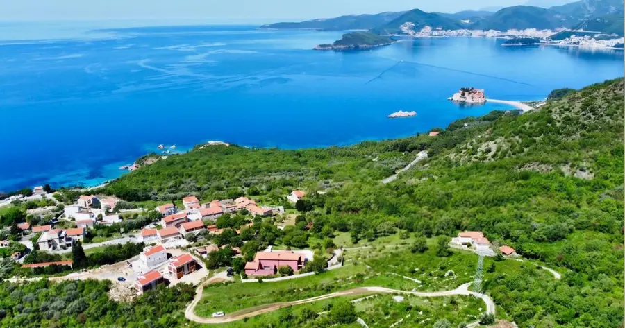 Smjesteno je u Blizikucama u blizini Svetog Stefana