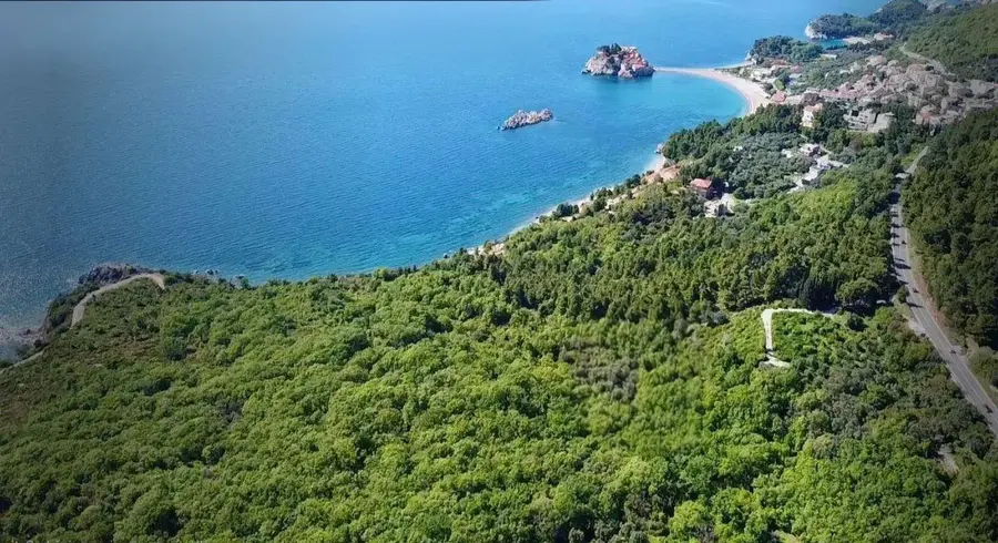 Zemljiste posjeduje panoramski pogled na more