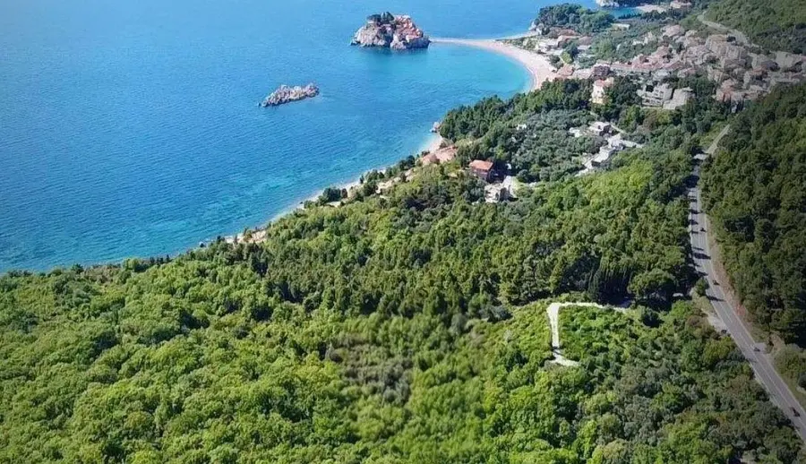 Zemljiste posjeduje povrsinu od 1130m2