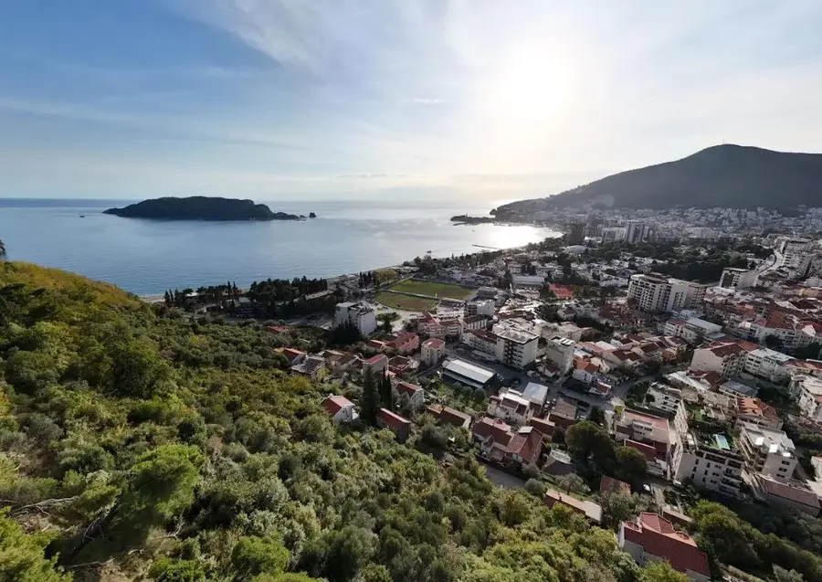 Posjeduje panoramski pogled na more