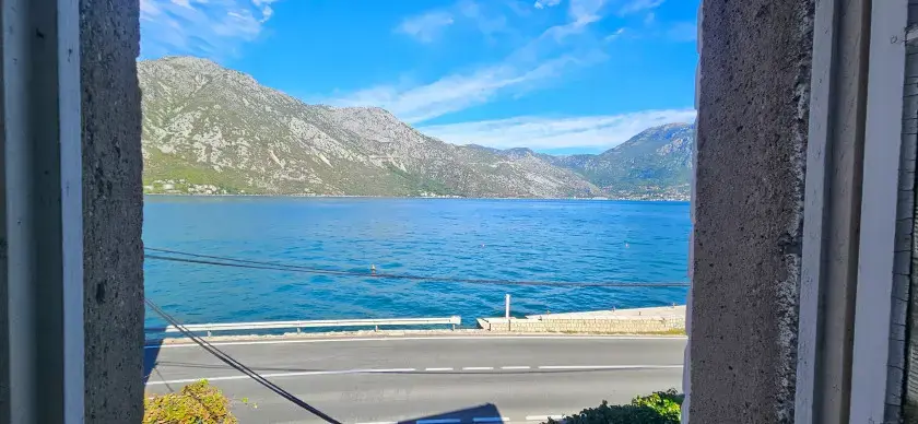 Kuca posjeduje otvoren pogled na more