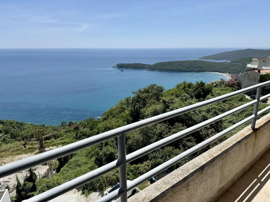 Stan posjeduje panoramski pogled na more